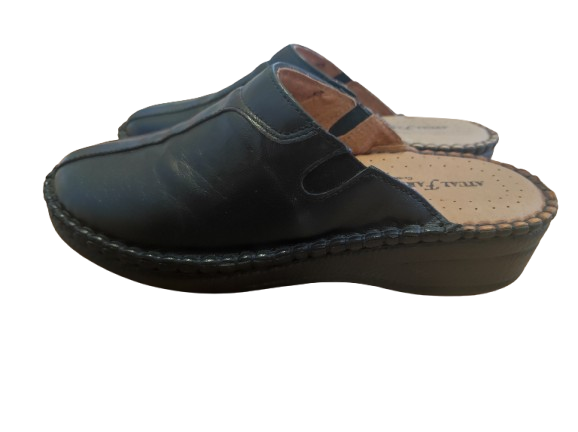 AtualConforto Chinelo em Pele Preto